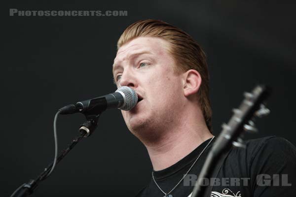 QUEENS OF THE STONE AGE - 2005-08-25 - SAINT CLOUD - Domaine National - Grande Scene - Joshua Michael Homme III